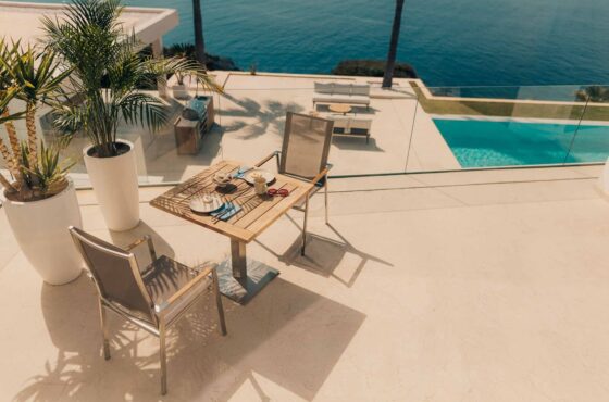 Por Qué el Mobiliario de Exterior Es el Nuevo Imprescindible en las Villas de Lujo en Mallorca